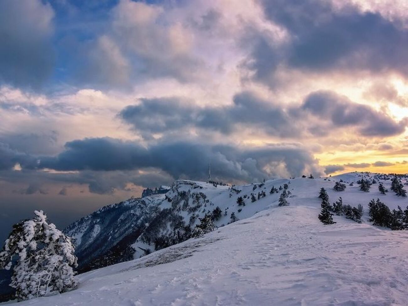Лавина сошла из-за большого скопления снега в горах