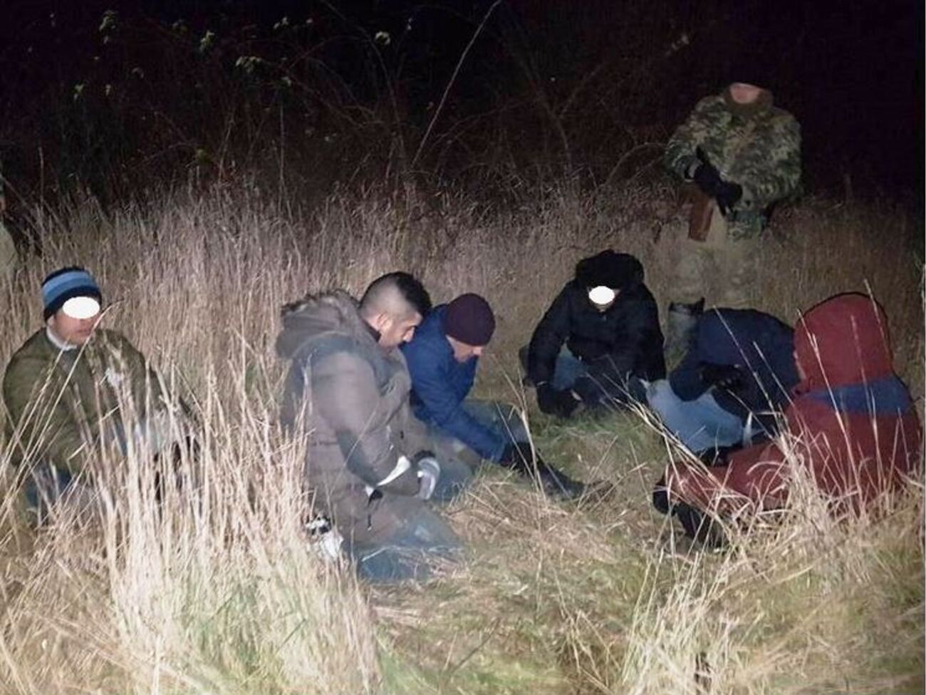 Шесть человек передвигались одной группой, но заметив свет фонарей, разбежались в разные стороны