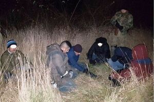 Шесть человек передвигались одной группой, но заметив свет фонарей, разбежались в разные стороны