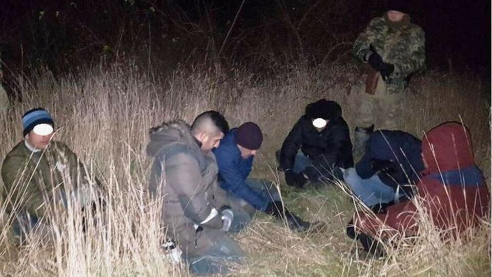 Шесть человек передвигались одной группой, но заметив свет фонарей, разбежались в разные стороны
