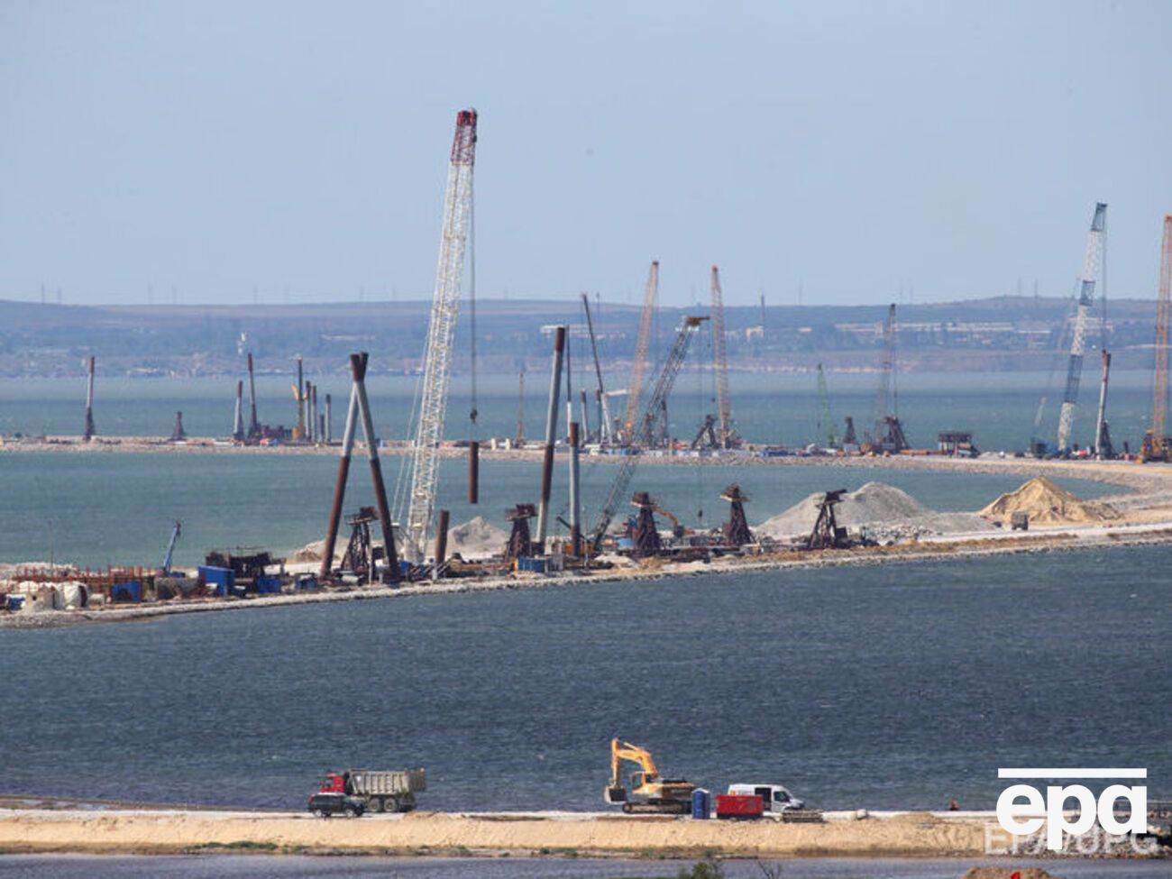 Строительство моста со стороны Таманского полуострова