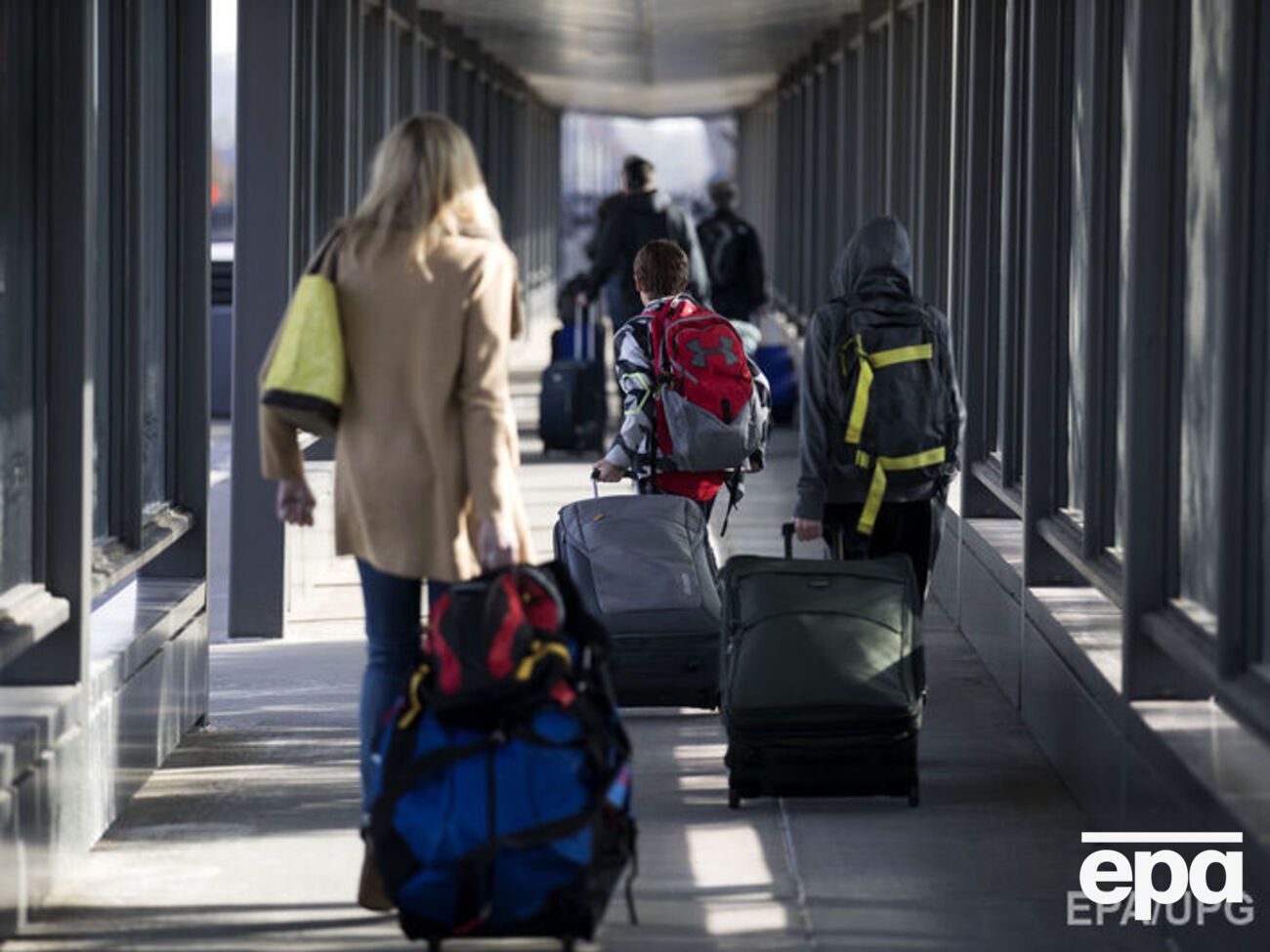 Российские дипломаты не могут улететь домой из-за праздников