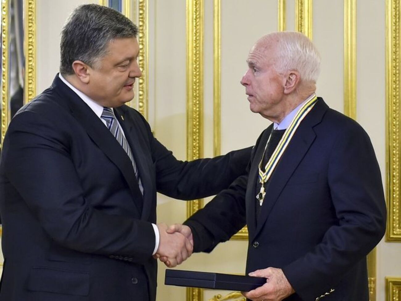 Порошенко вручил Маккейну орден Свободы