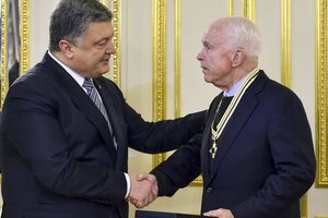 Порошенко вручил Маккейну орден Свободы