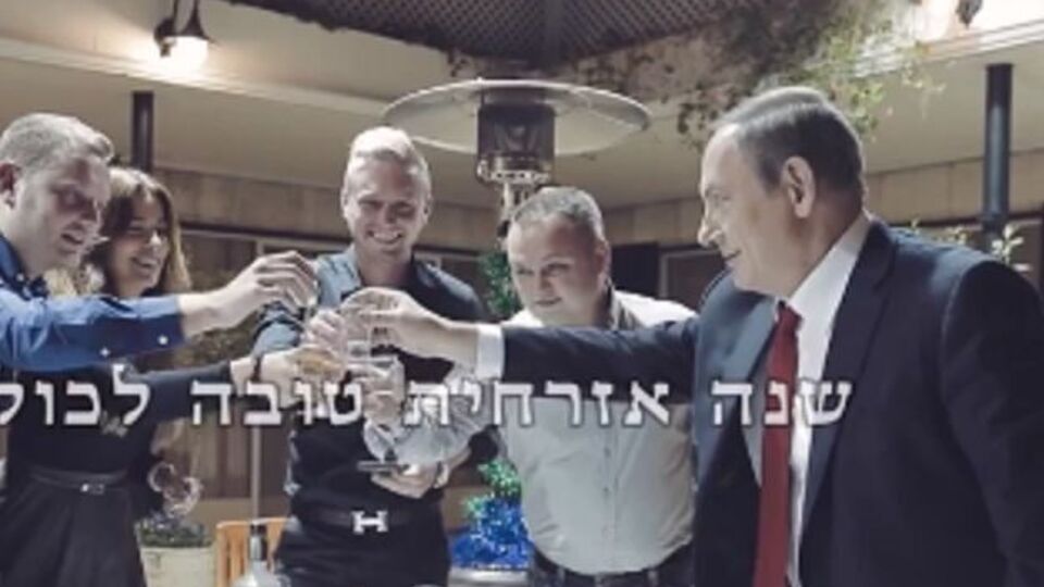 Напоследок Нетаньяху произносит: "Поехали" и поднимает бокал
