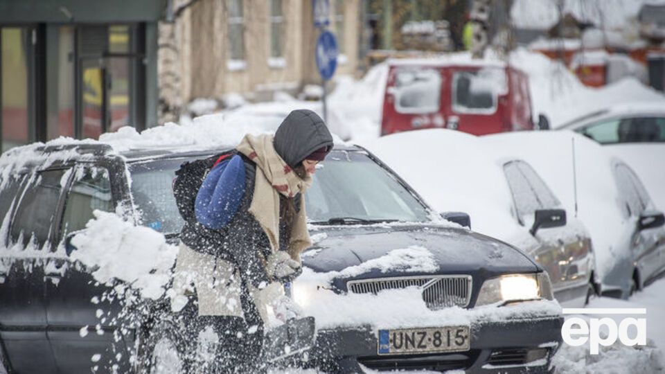 Автомобиль наехал на пешеходов недалеко от станции метро