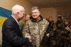 Порошенко с американскими сенаторами поздравил украинских военных с Новым годом. Фоторепортаж