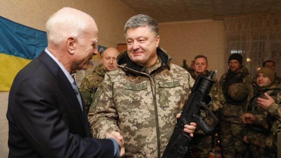 Порошенко с американскими сенаторами поздравил украинских военных с Новым годом. Фоторепортаж