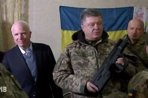 Порошенко вручил Маккейну наградное оружие