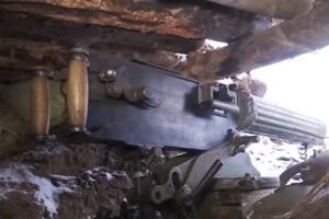 Бойцы АТО отстреливаются от врага раритетным пулеметом "Максим"