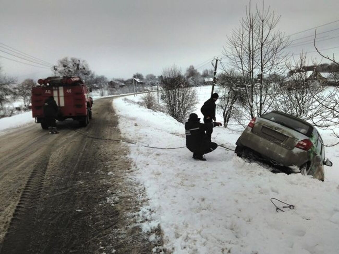 Спасатели вытаскивают автомобили&nbsp;из обочин и кюветов на дороги