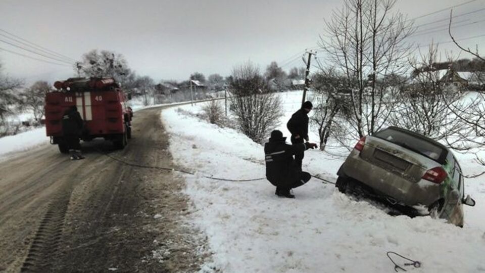 Спасатели вытаскивают автомобили из обочин и кюветов на дороги