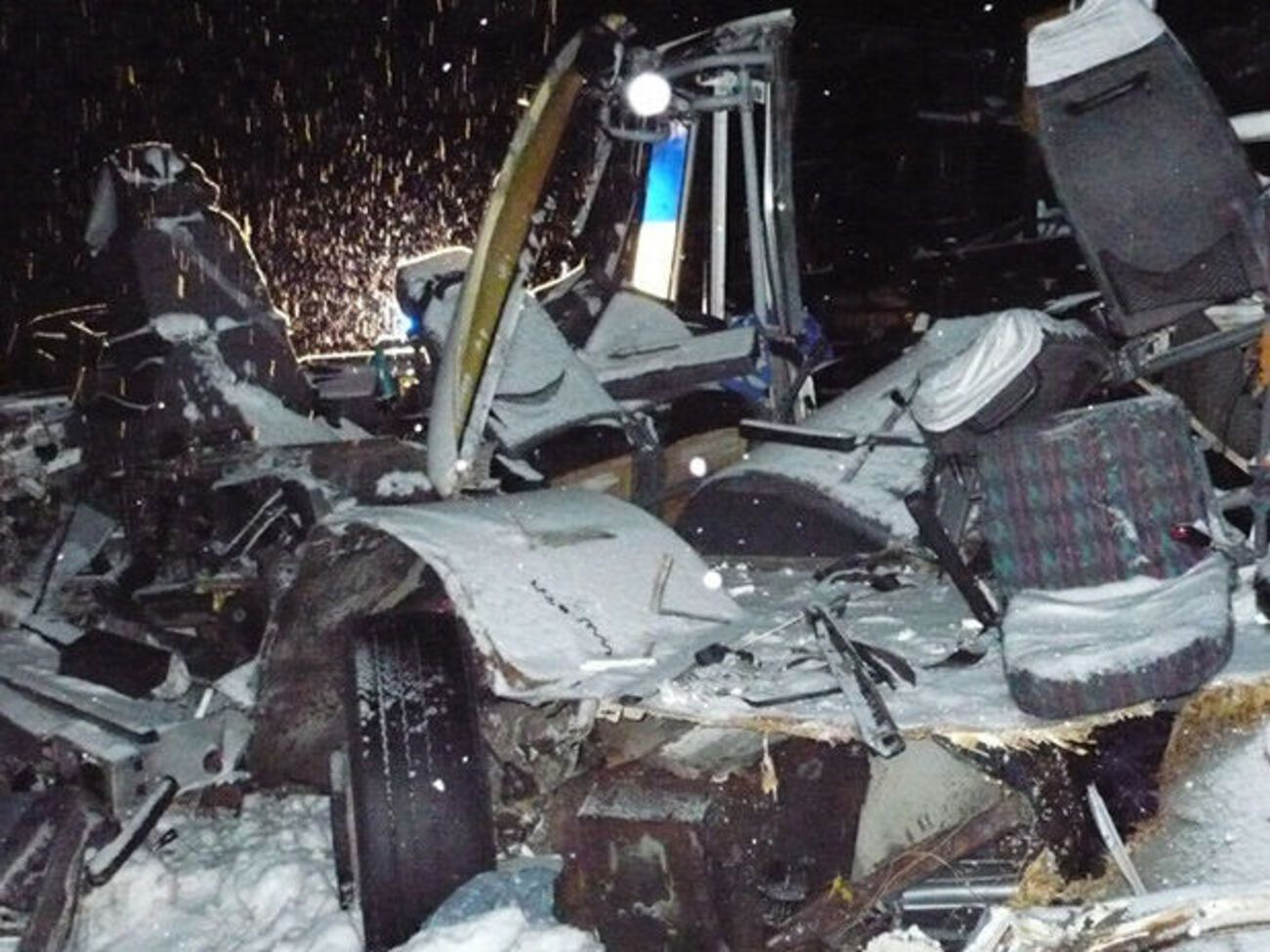 Автобус разворотило после столкновения