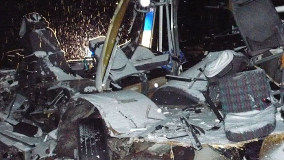 Автобус разворотило после столкновения