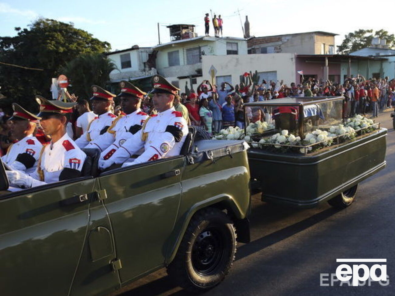 Останки Кастро провезли по улицам Сантьяго-де-Куба