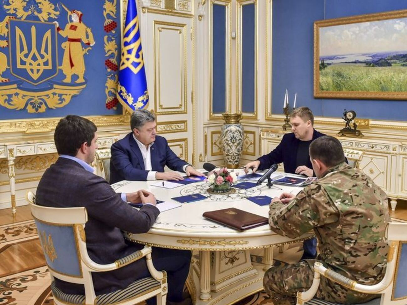 Порошенко провел совещание в связи с происшедшим в Княжичах