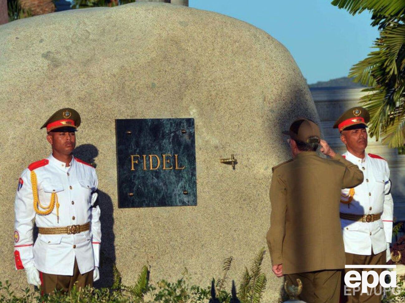 Рауль Кастро перед могилой брата