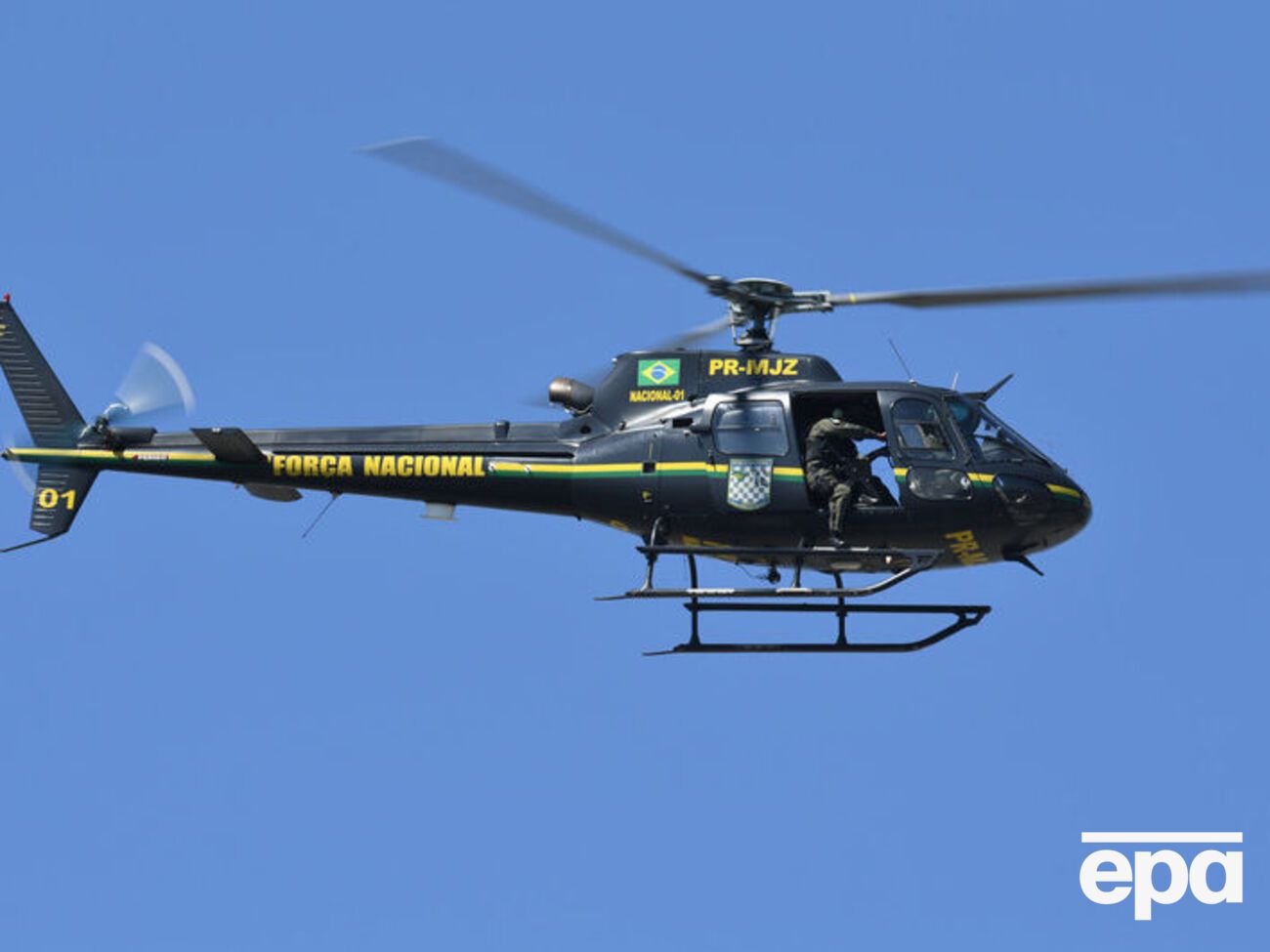 Вертолет упал в лесах