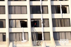 Люди пытались выбраться из отеля через окна, используя простыни
