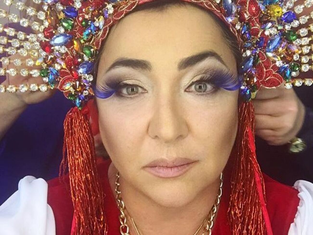 Лолита показала ноги в коротком платье