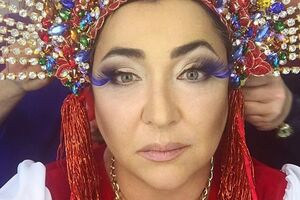 Лолита показала ноги в коротком платье