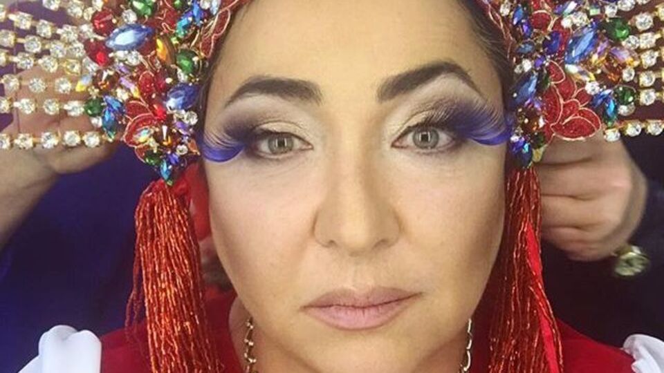 Лолита показала ноги в коротком платье