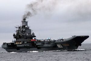 Истребитель съехал с палубы авианосца