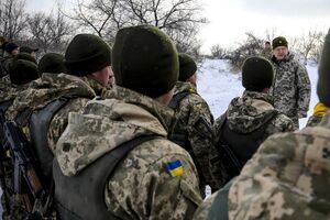 Порошенко проинспектировал опорный пункт на передовой