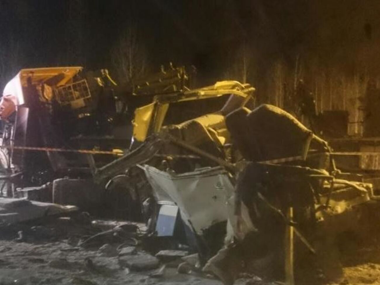 Автобус и грузовик задели друг друга по касательной, предполагают следователи