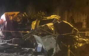 Автобус и грузовик задели друг друга по касательной, предполагают следователи