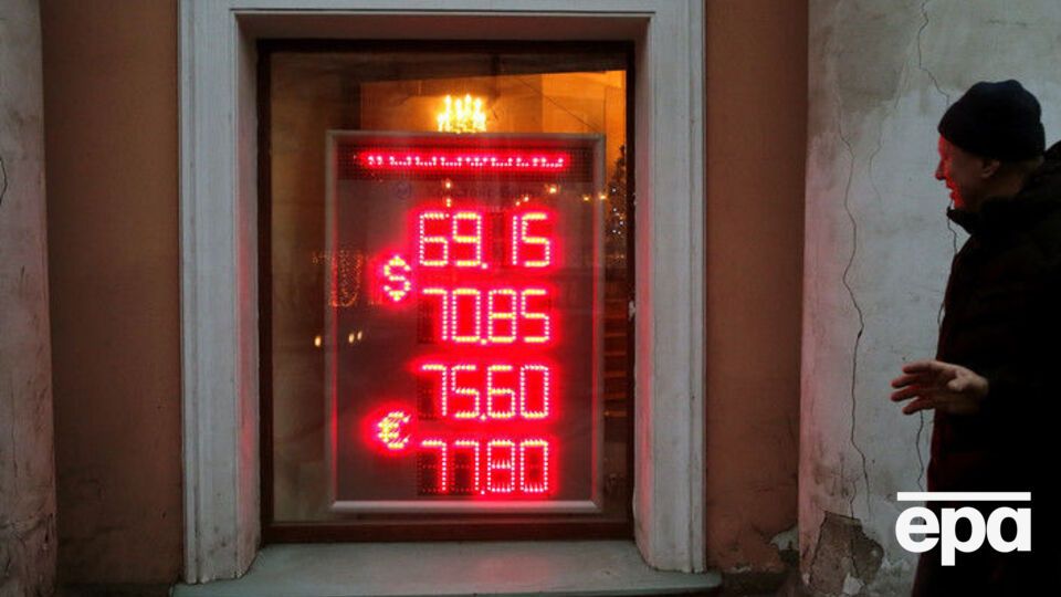 Жители России, по данным службы статистики, тратили на покупку валюты в последние два месяца 5,4% доходов