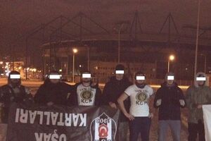 У турецких фанатов отобрали атрибутику их команды