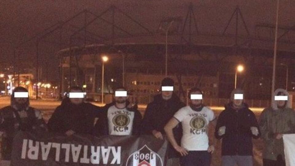 У турецких фанатов отобрали атрибутику их команды