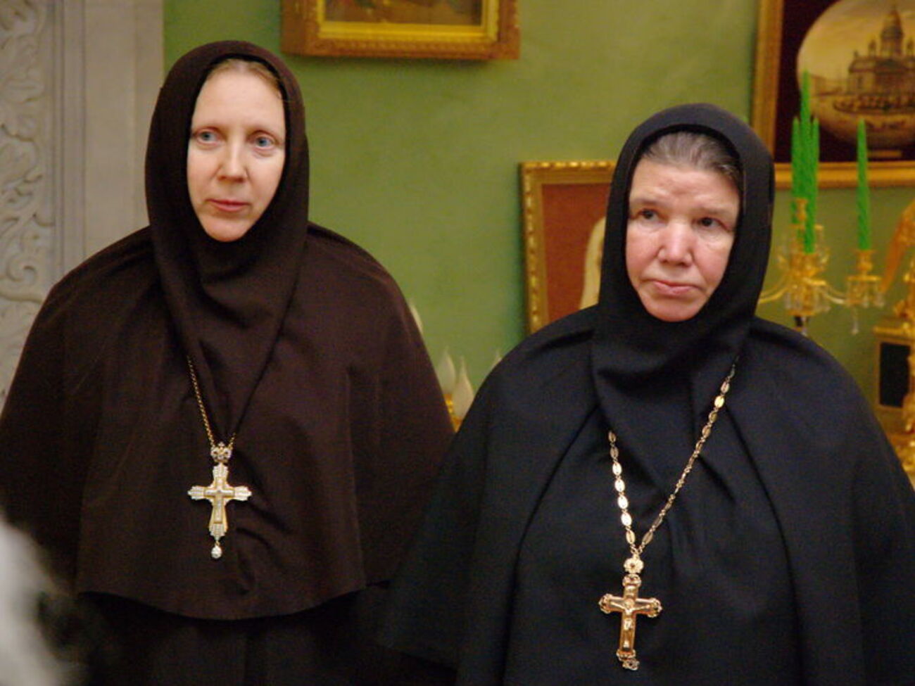 Игуменья Филарета (справа) претендует на наследство покойного патриарха РПЦ