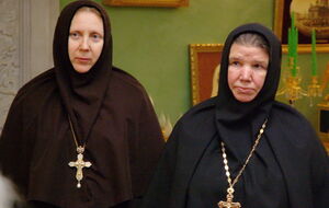 Игуменья Филарета (справа) претендует на наследство покойного патриарха РПЦ