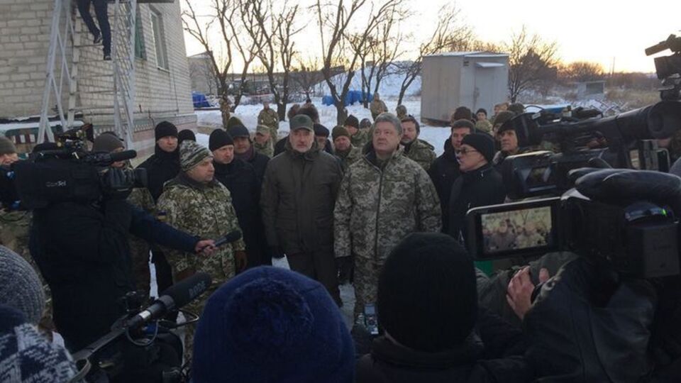 5 декабря Порошенко присутствовал на открытии телевышки на Карачуне