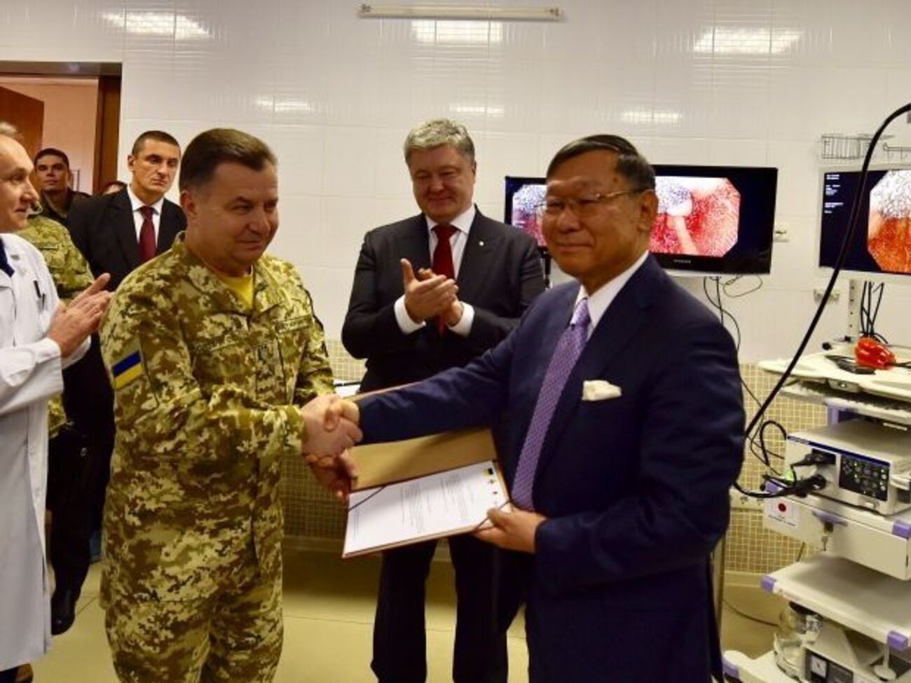 Посол передал Порошенко и Полтораку сертификат на новый видеоэндоскопический комплекс для госпиталя