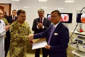 Посол передал Порошенко и Полтораку сертификат на новый видеоэндоскопический комплекс для госпиталя