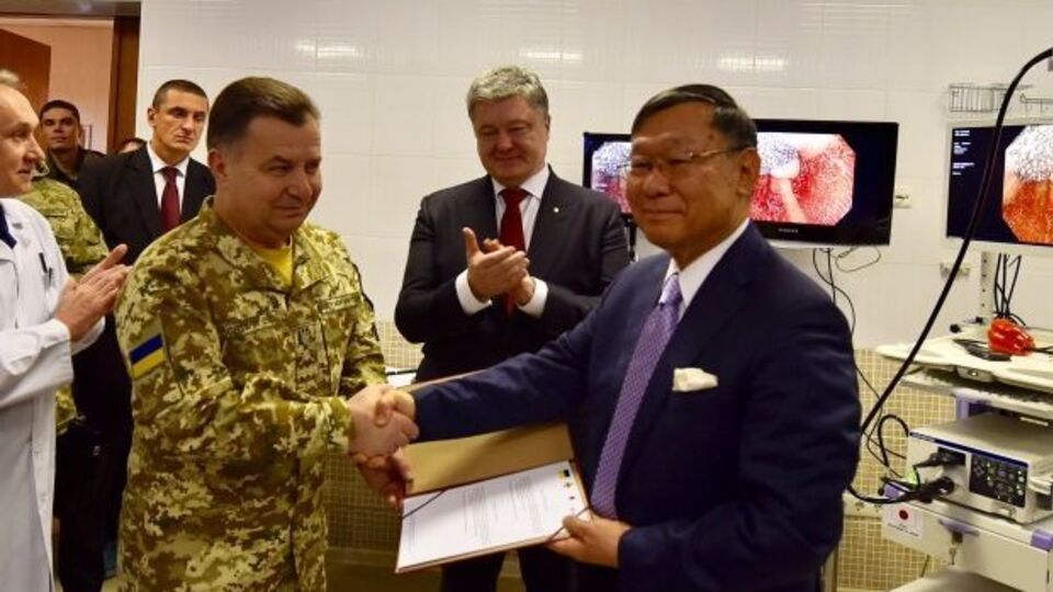 Посол передал Порошенко и Полтораку сертификат на новый видеоэндоскопический комплекс для госпиталя