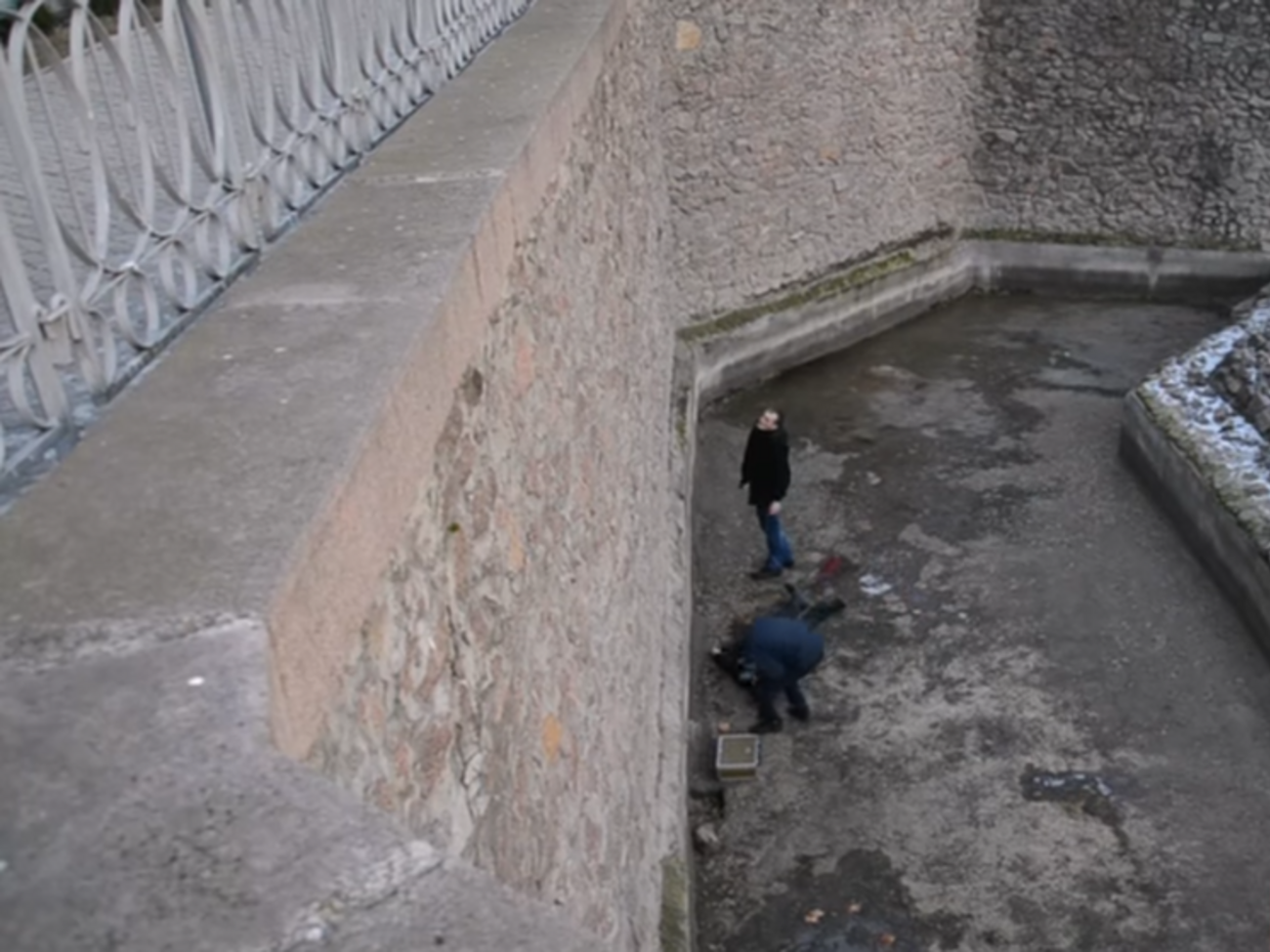 Сотрудники полиции осматривают тело погибшего