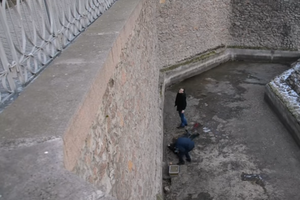 Сотрудники полиции осматривают тело погибшего