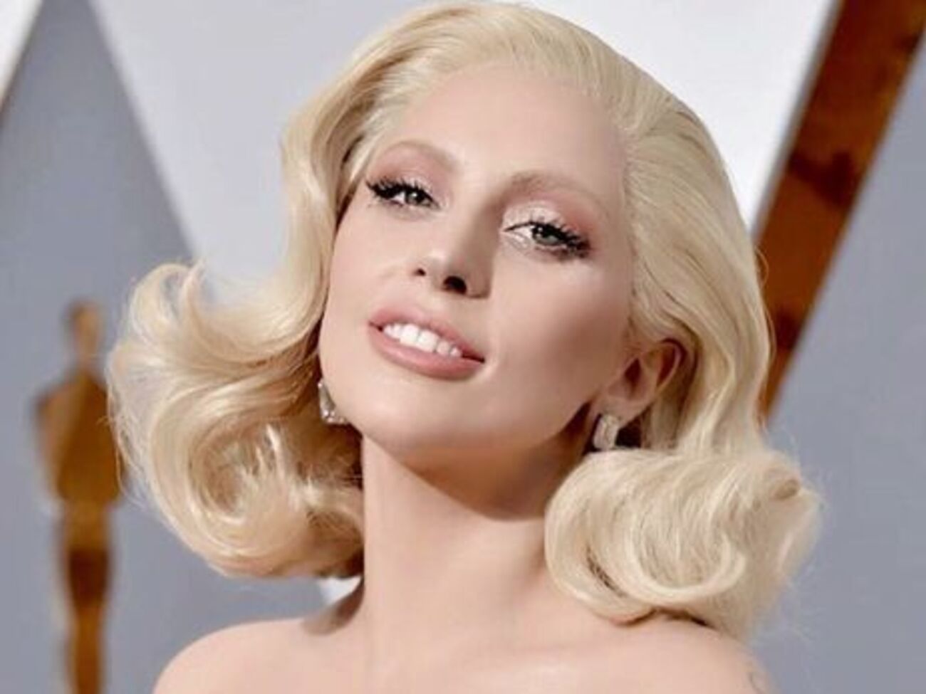 Леди Гага с помощью медитации справлялась с травмой