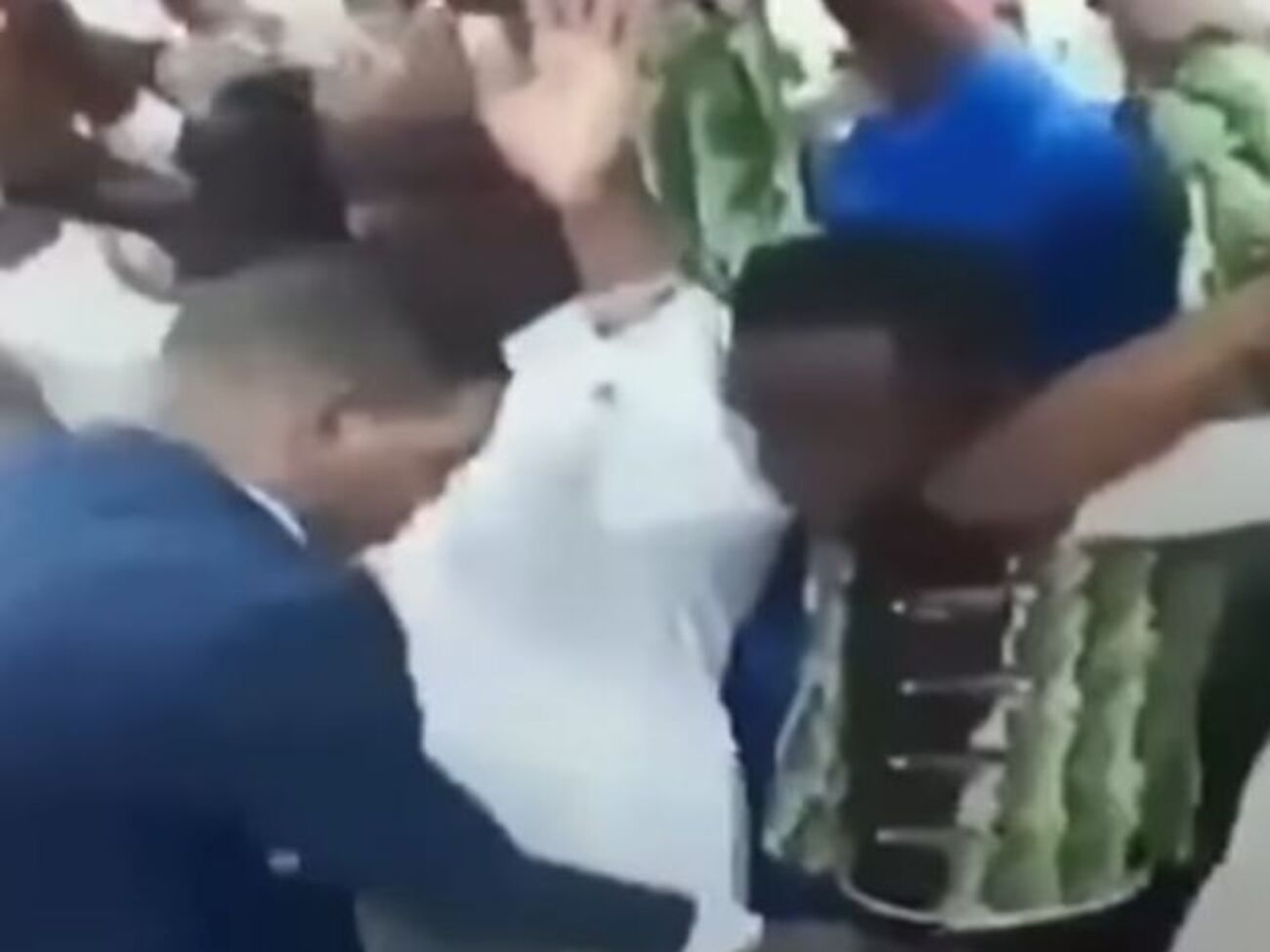 Епископ из Ганы Дэниел Обиним благославляет пенисы