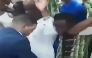 Епископ из Ганы Дэниел Обиним благославляет пенисы