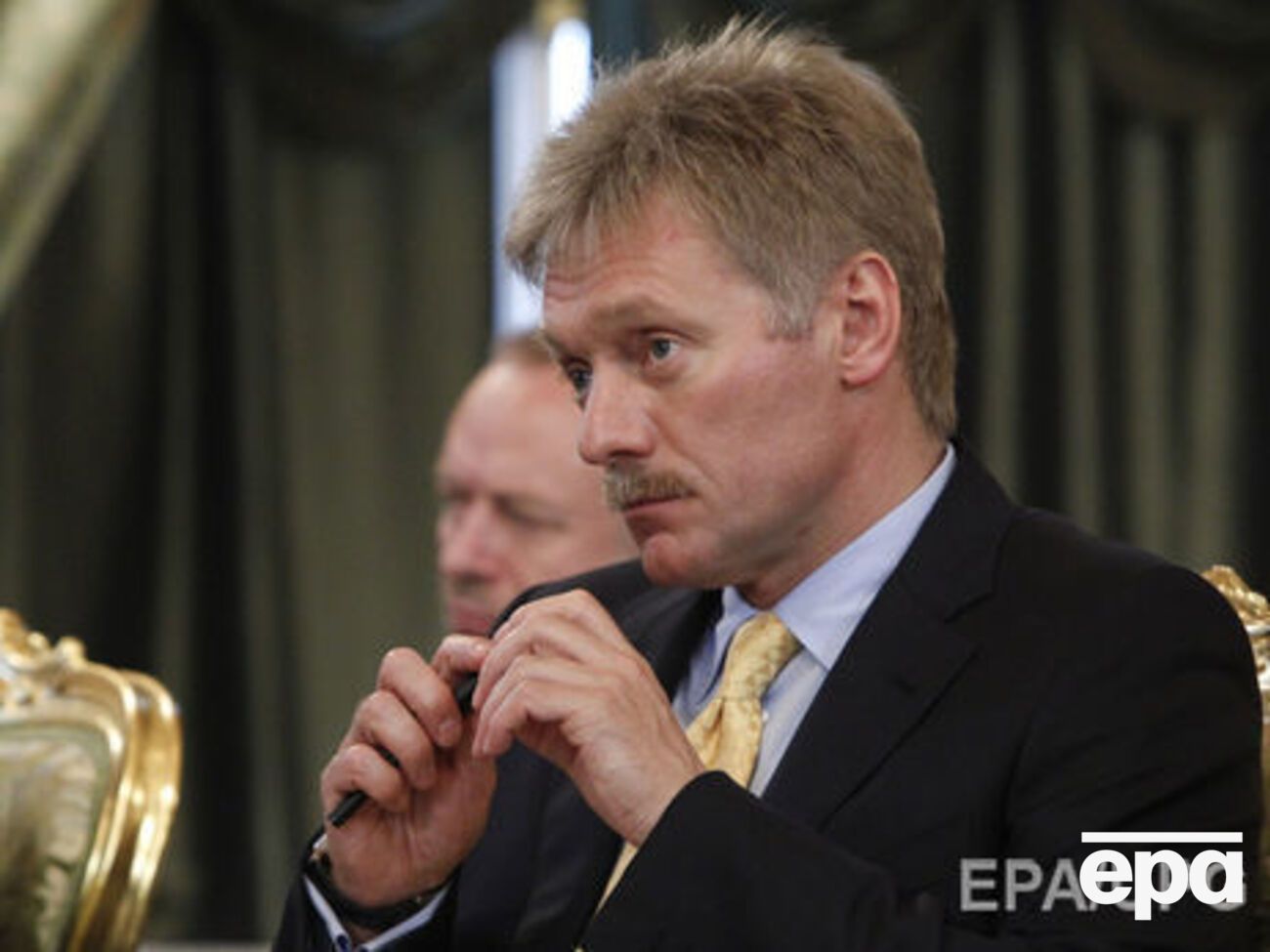 Песков (на фото) сообщил, что Путин поручил обсудить схему действий для избежания колебаний курса рубля