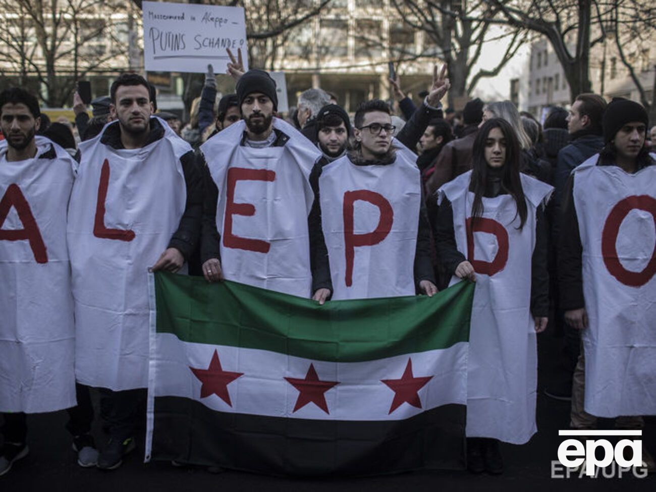 В Берлине у посольства РФ прошла акция протеста против бомбардировок Алеппо. Фоторепортаж