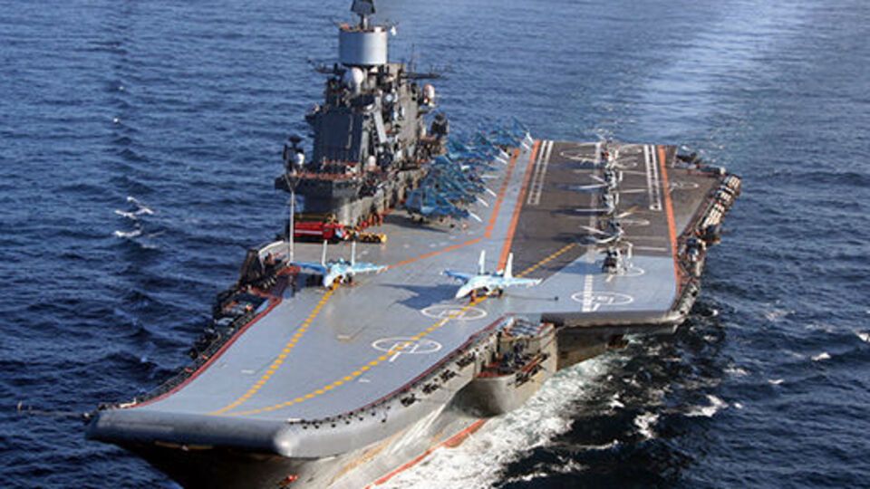 Источник "Коммерсанта": Судя по параметрам самолета в момент приземления, даже полностью исправный трос такой нагрузки не выдержал бы