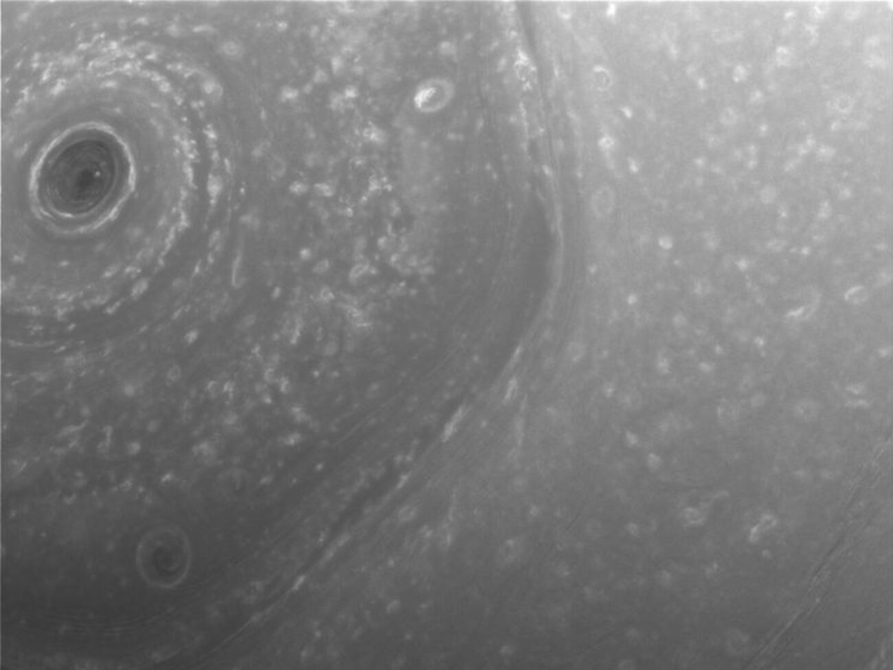 Очертания бури напоминают шестиугольник