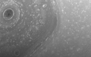 Очертания бури напоминают шестиугольник