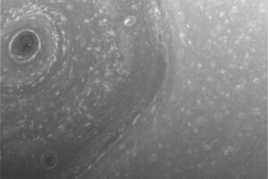 Очертания бури напоминают шестиугольник